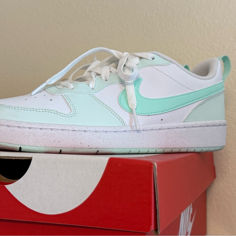 LIKE NEW Nike Sneakers white/mint green